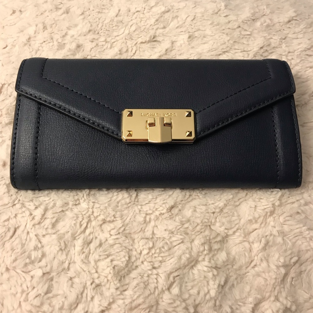Michael Kors Kinsley wallet in navy blue!